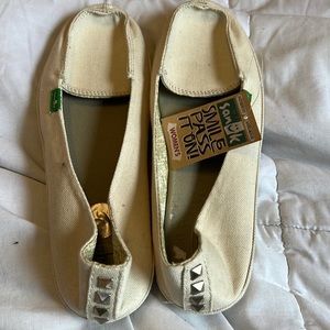 Sanuk Tailspin size 7 tan slip ons